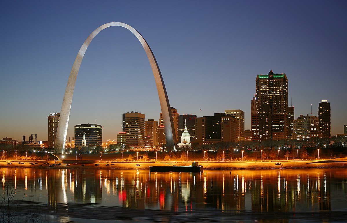 Saint Louis by night